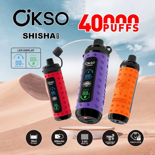 Promotiefoto voor OKSO Shisha wegwerp-vapes met drie kleurrijke vape-apparaten (rood, paars en oranje) met led-schermen, tegen een woestijnachtergrond, met kenmerken zoals 40.000 trekjes, 36 ml e-liquid, 800 mAh-batterij, 0,6 Ω mesh-coil, instelbare luchtstroom en kinderslot.
