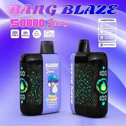 Reklamebillede for Bang Blaze 50000 Starry engangsvape med to sorte og lilla enheder med digitale displays, en tegneserieabe med kasket, stjernebilledemønstre og smagsvarianter mærket som tranebær- og drueis.