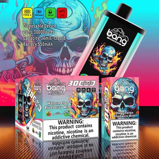 Bang 30000 pro wegwerp-vape-apparaat en verpakking met een vlammend doodshoofdontwerp, gelabeld met productdetails zoals 30.000 trekjes, 36 ml vloeistofcapaciteit, watermeloen-bosbes-muntsmaak en een waarschuwing voor nicotineverslaving.