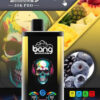 Kleurrijk vape -apparaat met het label 'Bang' met een schedelillustratie op de achtergrond, omringd door afbeeldingen van ananas, bosbessen en aardbeien.