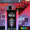 Kleurrijk vape -apparaat met 'vape with a knal' -branding, omgeven door afbeeldingen van kersen, ijsbessen en een gestileerde schedel die een zonnebril draagt.