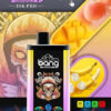 Kleurrijk vape -apparaat met 'Bang' -branding, met een vlammende schedelafbeelding, omringd door illustraties van bananen, mangoblokjes, ijsblokjes en een heldere cartoonschedel achtergrond.