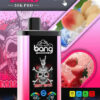Promotionele afbeelding voor een roze wegwerp vape -apparaat met het label 'Bang' met een grafische afbeelding van een schedel en crossbones, ingesteld tegen een levendige achtergrond met illustraties van perziken met ijs en aardbeien, samen met pictogrammen die productkenmerken benadrukken.