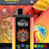 Kleurrijk vape-apparaat met een vlammende schedelafbeelding, geplaatst voor afbeeldingen van mango, aardbeien en een koude drank, wat een vapenproduct met fruitsmaak suggereert.