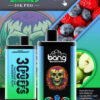 Advertentiedisplay met twee kleurrijke vape-apparaten met fruitafbeeldingen, gelabeld met smaken zoals watermeloen, bosbessen en groene appel, naast productdetails voor wegwerp e-sigaretten.