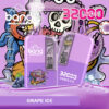 Image promotionnelle d'un appareil de vapotage jetable Bang au goût de glace au raisin, doté d'un design violet vif avec un dessin de crâne de dessin animé, des détails sur 32 000 bouffées et des spécifications telles qu'une capacité de liquide de 32 ml et une batterie de 650 mAh, sur un fond illustré ludique avec des raisins et des glaçons.