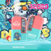 Publicité colorée pour la vape jetable Bang au goût de glace à la pêche, présentant deux appareils de vape avec des graphismes de crâne de pirate de dessin animé, des illustrations de pêches et de glaçons et un texte en gras mettant en évidence 32 000 bouffées et les spécifications du produit.