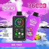 Image promotionnelle pour la vape jetable Bang, avec deux appareils de vape colorés avec des écrans numériques, un graphique du crâne tropical et des caractéristiques de produits, notamment 36000 bouffées, mélanger la saveur des fruits, la régulation de la pression d'empreintes digitales, une bobine à double mailles de 1,0Ω, un volume de 36 ml, une batterie de 850mAh et une charge de type C, fixé contre un fond violent et rose vibrant.