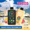 Image promotionnelle pour la vape jetable Bang avec une saveur de pêche, de mangue et de pastèque, mettant en évidence des caractéristiques telles que 36000 bouffées, une régulation de la pression des empreintes digitales, un maillage double 1,0Ω, un volume de 36 ml, une batterie de 850mAh et une charge de type C, avec des visuels de produits et des illustrations de fruits et d'un squelette dans un flotteur de piscine de canard en caoutchouc.