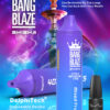 Advertentie voor Bang Blaze Shisha Vape-apparaat met een paars wegwerp-apparaat met het label 'Mixed Fruit', een klein flesje e-liquid en een waterpijp. Productdetails zijn onder meer 40.000 trekjes, 40 ml capaciteit, 1000 mAh-batterij en mesh-coil.