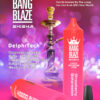 Advertentie voor Bang Blaze Shisha wegwerp-vape in de smaak aardbei-watermeloen, met 40.000 trekjes, 40 ml e-liquidcapaciteit, 1000 mAh-batterij, mesh-coil en cyclisch bijvultype, met afbeeldingen van het vape-apparaat, de navulfles en een waterpijp op de achtergrond.