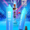 Promotiefoto voor Bang Blaze Shisha met twee blauwe vape-apparaten met de labels '40000 Puffs' en 'Blueberry Ice', een waterpijp op de achtergrond, een flesje met de smaak Blueberry Ice en producteigenschappen zoals een batterij van 1000 mAh, een capaciteit van 40 ml en een mesh-coil.