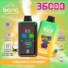 パイナップルココナッツ味の Bang 使い捨て Vape のプロモーション画像。2 つのカラフルな Vape (1 つはデジタル ディスプレイ付き、もう 1 つはカボチャを持った漫画のゴブリンが描かれたもの) が特徴で、36,000 パフ、デュアル メッシュ、調整可能な氷、デュアル オイル タンク、指紋認証、850 mAh バッテリー、USB-C 充電などの機能を強調しています。