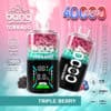Kleurrijke vape-productadvertentie voor Bang Tornado Triple Berry Wegwerpapparaat, met twee vape-pennen met een digitaal display, pictogrammen voor functies zoals 40.000 puffs, drie mesh-spoelen, verstelbaar vermogen, 40 ml volume, 850 mAh batterij en typ-c lading en fruitillustraties op een roze en blauwe achtergrond.