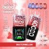 Promotionele afbeelding voor BANG Tornado Disposable Vape, met twee apparaten met een watermeloensmaak, digitaal display en hoogtepunten zoals 40.000 puffs, 40 ml volume, 850 mAh batterij, Type-C opladen, verstelbaar vermogen en drie mesh-spoelen, ingesteld tegen een roze achtergrond met watermeloenplakken en vape clouds.
