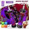 Promotiefoto voor het Bang Blaze wegwerp-vape-apparaat met twee vape-pennen met kleurrijk artwork in stripstijl, waarin producteigenschappen zoals 60.000 trekjes, 40 ml e-liquidcapaciteit, 1000 mAh-batterij, Type-C-opladen en mesh-coil worden benadrukt. Inclusief een achtergrondillustratie van een gepantserd personage en een scheutje bruine vloeistof die op bier lijkt.