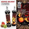Bang Blaze wegwerp-vape-apparaten met kleurrijke verpakking met een fantasie-keizerin-illustratie, aardbeien en kiwi's, en gedetailleerde productspecificaties, waaronder 60.000 trekjes, 40 ml e-liquid-capaciteit, 1000 mAh-batterij en mesh-coil.