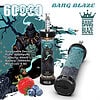 Promotie-afbeelding voor de Bang Blaze wegwerp-vape met twee geïllustreerde vape-apparaten met fantasierijke illustraties, productspecificaties en afbeeldingen van aardbeien en bosbessen die duiden op de smaak van gemengde bessen.