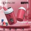 Promotiefoto van twee roze wegwerp-vape-apparaten met het label 'Bang De' met 60.000 trekjes en drie smaken: Red Bull, Blueberry en Watermelon, naast kenmerkende pictogrammen en fruitillustraties.
