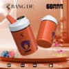Twee oranje Bang De Vaping-apparaten met witte bovenkanten, een kleurrijke illustratie van een leeuwengezicht en functies zoals drie smaken, dubbele spoel, intelligente stroomindicator en digitale olie-indicator, met afbeeldingen van bosbessen en perzik die de smaken Blueberry Ice en Peach Ice vertegenwoordigen.