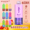 Promotie-afbeelding voor Fizzy Maxiii 6-in-1 wegwerp-vape-apparaten in verschillende kleuren, met functies zoals 60.000 trekjes, 60 ml e-liquid, Type-C-opladen, LED-scherm en olietank met zes smaken, met aardbeien op de voorgrond.