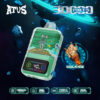 Promotiefoto voor Atus Cola Ice Disposable Vape met een groen en helder apparaat met een digitaal display, een illustratie van een astronaut, een glas cola met ijs en functies zoals 30.000 trekjes, een 1000 mAh-batterij, 30 ml e-liquid, een Type-C-oplaadpoort en een dubbele mesh-coil, dit alles tegen een ruimtethema met asteroïden en een planeetring.