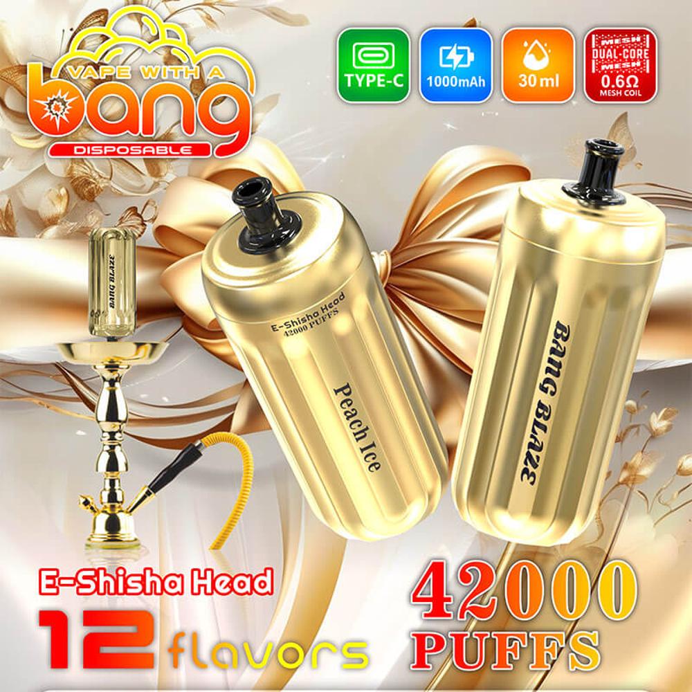 Promotiefoto voor de wegwerp e-shisha kop van Bang, met twee goudkleurige vape-apparaten met de labels Peach Ice en Bang Blaze, met als hoogtepunten 42.000 trekjes, 12 smaken, Type-C-opladen, 1000 mAh-batterij, 30 ml-capaciteit en 0,6 Ω mesh-coil.