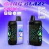 Image promotionnelle pour la vape jetable Bang Blaze 50000 Starry, comprenant deux appareils noirs et violets avec affichages numériques, un singe de dessin animé dans une casquette, des motifs de constellation et une saveur étiquetée comme glace au raisin et aux canneberges.
