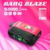 Appareil de vapotage Bang Blaze 50000 Starry avec un singe de dessin animé coloré, une saveur de glace à la pêche et des icônes de fonctionnalités, notamment une charge de type C, une batterie de 550 mAh, une double maille et un Vpu, présentés sur un fond rose vif.