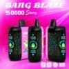Trois appareils de vape Bang Blaze 50000 Starry avec des écrans numériques colorés, des graphismes sur le thème des constellations et un singe de dessin animé sur l'emballage, sur un fond rose vif avec les caractéristiques du produit répertoriées ci-dessous.