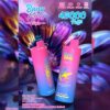 Reclameafbeelding voor Bang King Triple Disposable Vape, met twee roze en blauwe gradiëntapparaten voor een kleurrijke bloem, met tekst benadrukken functies zoals 45.000 trekjes, 650 mAh batterij, 15 ml × 3 capaciteit en drie schakelbare smaken.