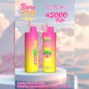 Advertentie voor Bang King Triple Disposable Vape met twee kleurrijke cilindrische apparaten op een voetstuk, met belangrijke details zoals 45.000 trekjes, Type-C opladen, 650 mAh batterij en drie e-vloeistof smaken die worden gemarkeerd tegen een dromerige, pastelkleurige hemelachtergrond.