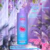 Productadvertentie met een paarse wegwerp vape -apparaat met het label 'Bang King Triple' met drie beursgenoteerde smaken (Raspberry Watermelon, Mango Peach, Strawberry Kiwi), omringd door tropische planten en bloemen, en toont functies zoals 45.000 puffs en 650 mAh -batterij.