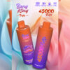 Promotionele afbeelding van twee Bang King Triple Vape-apparaten in oranje en paarse gradiënt, adverteren 45.000 trekjes, 650 mAh batterij, 15 ml x3 capaciteit, Type-C opladen en mesh-spoeltechnologie, met smaak- en merkdetails weergegeven.