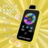 Promotie-afbeelding voor het gele Crystal Mary Groove Vape-apparaat met bananenschijfjes en belangrijke functies, waaronder 50.000 trekjes, 28 ml e-liquid, dubbele kern, 900 mAh-batterij en instelbare nicotine- en ijsinstellingen.