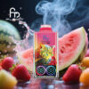 Kleurrijk fumot vape -apparaat met een luipaardafbeelding, omgeven door aardbeien, watermeloen, sinaasappels en wervelende damp.