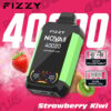 Promotionele afbeelding voor Fizzy NQVA plus wegwerpvape in aardbeienkiwi -smaak, met een groen en zwart apparaat met digitale indicatoren, afbeeldingen van aardbei- en kiwi -fruit en hoogtepunten van 4000 kiezels, versnellingspoeling en dubbele maasspoel.