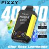 Fizzy Merk Wegwerp VAPE -apparaat met het label Blue Razz Limonade, met 4000 trekjes, versnellingsaanpassing voor ECO- en Turbo -modi, Dual Mesh -spoel en een digitaal display, ingesteld tegen een blauwe achtergrond met een glas limonade en illustratie van frambozen.