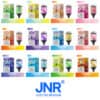 Diverse smaken van Jnr Mega Shisha Hookah wegwerp-vape-producten weergegeven in dozen met bijbehorende vape-apparaten, elke smaak in een andere kleur en daaronder het blauwe Jnr Just No Reason-logo.