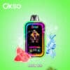 Appareil de vapotage Okso aux couleurs vives étiqueté « Lush Ice », entouré d'éclaboussures d'eau, de tranches de pastèque et de glaçons sur un fond vert.