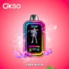 Appareil de vapotage Okso coloré étiqueté « Lady Killa » avec un personnage de dessin animé dynamique en tenue hip-hop, sur un fond rose avec des éclaboussures d'eau et deux masques de mascarade violets.