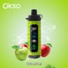 Een groen OKSO Shishab Vape -apparaat met een digitaal display, omgeven door spatten water, een groene appel en een rode appel op een lichtgroene achtergrond, met het label 'twee appel'.