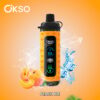 Orange OKSO VAPE -apparaat met een digitaal display, omgeven door perziken, ijsblokjes en waterspatten, tegen een oranje achtergrond met het label 'Peach Ice'.