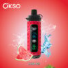 Rood OKSO VAPE -apparaat met digitaal display, omgeven door spatten van water, ijsblokjes en watermeloenplakken, met het label 'Lush Ice' -smaak op een rode achtergrond.