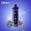Blue OKSO merkvape apparaat met digitaal display, getoond omringd door bosbessen, bramen, frambozen, muntbladeren en ijs om een ​​blauwe razz -ijssmaak te suggereren.