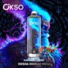 Kleurrijke promotionele afbeelding voor OKSO Shisha Hookah Mega met een levendig, fantasie-stijl blauwbard personage met gloeiende ogen, een groot vape-apparaat, gestileerde mystieke symbolen en beelden van bosbessen, frambozen en kersen die de smaak vertegenwoordigen.