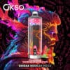 OKSO Shisha Hookah Mega Vape -apparaat met aardbei-, watermeloen- en koepelkoepel op de voorgrond, gezet tegen een levendige, vurige illustratie van het gezicht van een man met neonhaar en mystieke symbolen op de achtergrond.