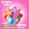 Kleurrijk Vopk Triple Vape-apparaat met een roze en blauw ontwerp met een leeuw met een zonnebril, omringd door spetterend fruit zoals watermeloen, perzik, mango, framboos en bosbes op een roze achtergrond, met 3-in-1 smaakopties en 60.000 trekjes.