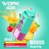 Kleurrijk Vopk Triple Vape-apparaat met cartoonleeuwafbeelding, omringd door afbeeldingen van banaan, ananas, aardbei en mango, reclame voor drie smaken en een capaciteit van 60.000 trekjes.