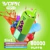 Promotie-afbeelding voor Vopk Triple Vape met een groen apparaat met een leeuw in een paarse hoed, reclame voor 60.000 trekjes en drie smaken: Gummy Bear, Strawberry Vanilla Coke en Blueberry Cotton Candy, omringd door illustraties van fruit en snoep.